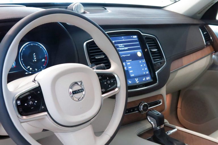 Uber e Volvo juntam-se para criar carro sem condutor