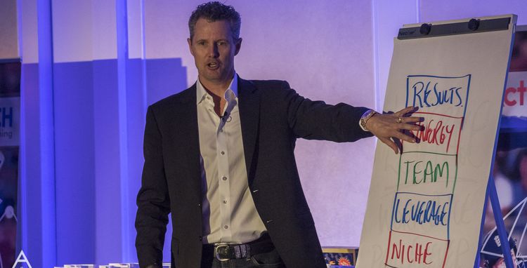 “Se queres ser bem-sucedido nos negócios, precisas de saber gerir e liderar pessoas” – Brad Sugars