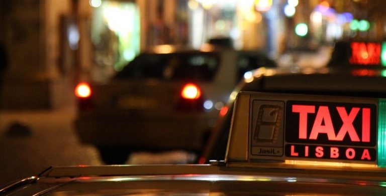 Taxistas em marcha de protesto contra Uber e Cabify