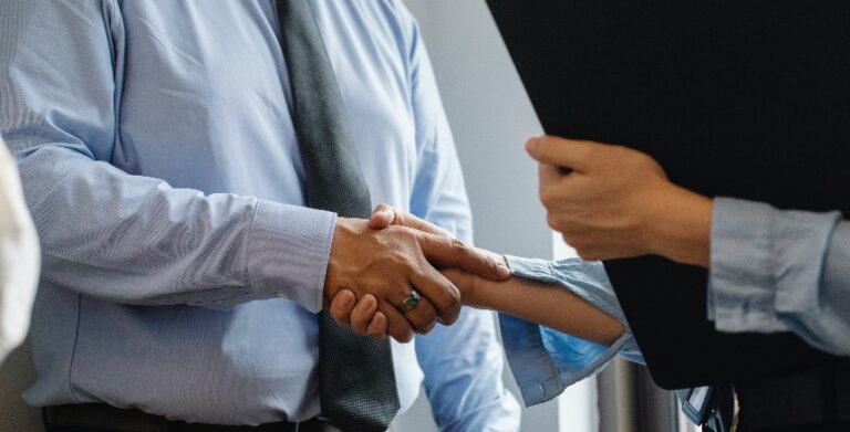 Comercial foi a profissão mais procurada em 2021