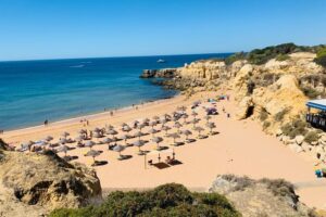 Turistas britânicos Reino Unido Algarve praia verão turismo