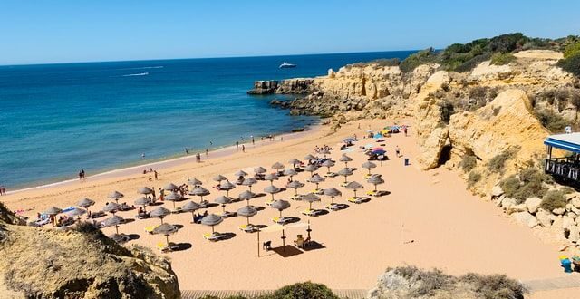 Turistas britânicos Reino Unido Algarve praia verão turismo