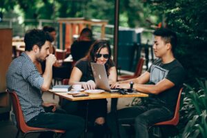 geração z millennials 19th Metlife Employee Benefit Trends Study 2021 MetLife trabalho empresas investigação café jovens