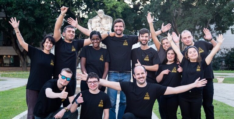 Abre primeiro café para empregar pessoas com dificuldades intelectuais