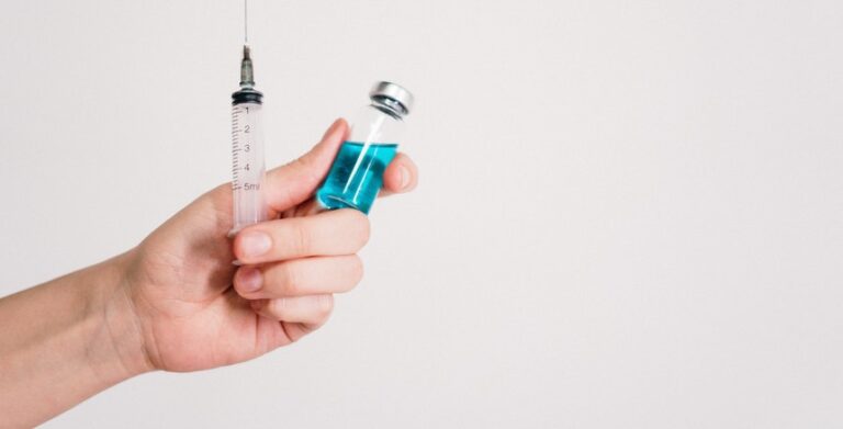ECDC recomenda dose de reforço da vacina da Covid-19 a todos os adultos