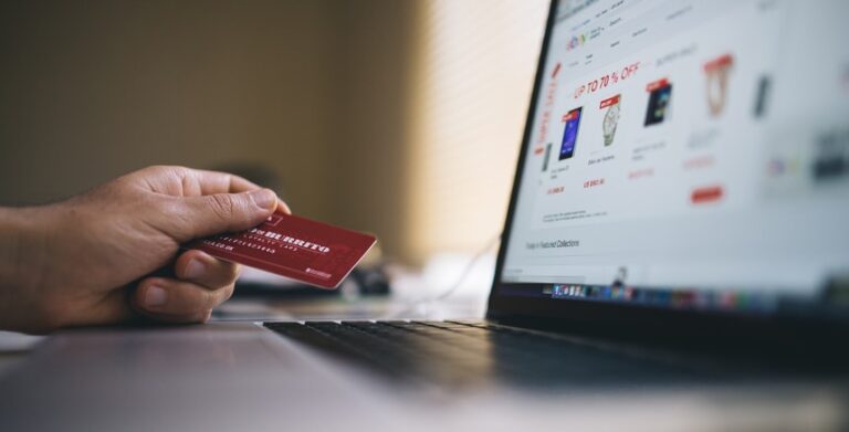 Refeições, roupa, calçado e acessórios são os artigos mais comprados online