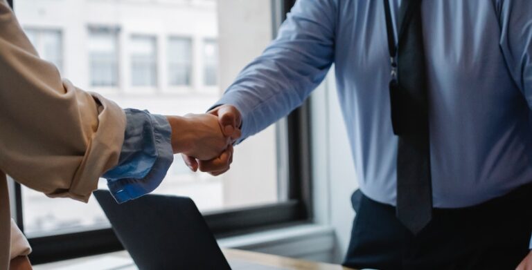 Empresas querem contratar, mas não há pessoas disponíveis