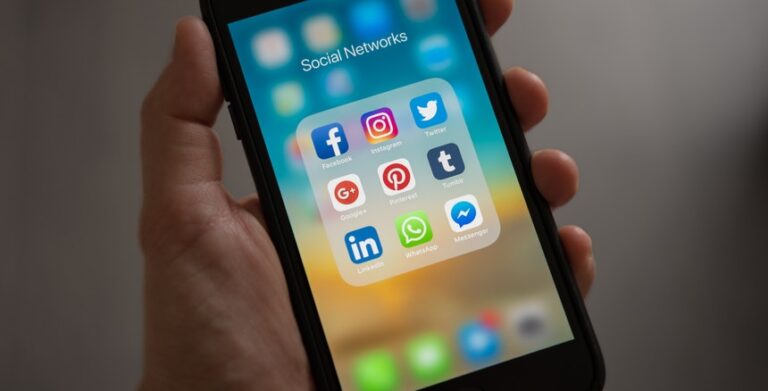 60,99% dos portugueses utiliza o telemóvel maioritariamente para estar nas redes sociais