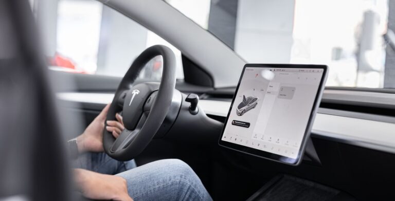 Elon Musk vendeu ações da Tesla de cerca de um bilião de dólares nos últimos dias
