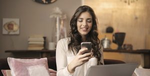 A descoberta de novas marcas por parte das mulheres que jogam no telemóvel é feita sobretudo através de recomendações dadas por amigos ou familiares (Foto: Pexels)