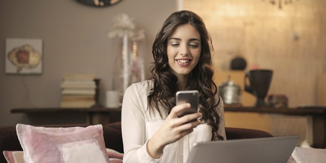 A descoberta de novas marcas por parte das mulheres que jogam no telemóvel é feita sobretudo através de recomendações dadas por amigos ou familiares (Foto: Pexels)