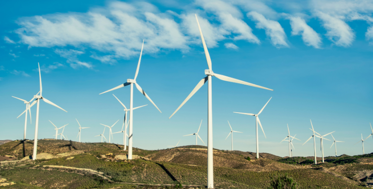 Fontes renováveis lideram geração de eletricidade em 2024