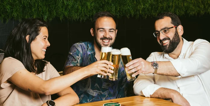 Bruna, Pedro Bento e Francisco Júnior a brindar com um copo de cerveja