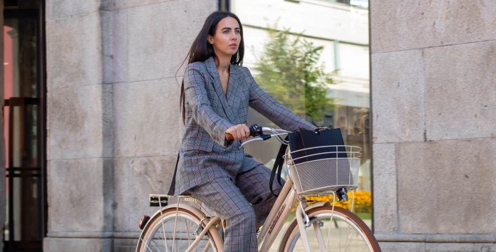 Eliana Barros a andar de bicicleta com a mala no cesto