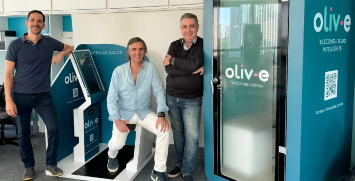 Fundadores ao lado da cabine médica Oliv-e Saúde