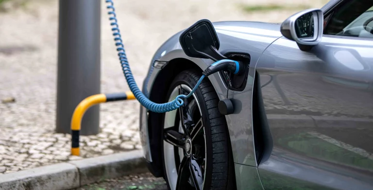 Galp transforma postes de iluminação pública em carregadores para veículos elétricos