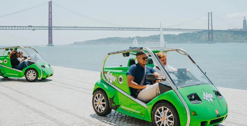 Dois carros da Spinach Tours junto ao rio Tejo, em Lisboa