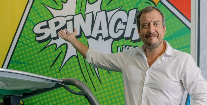 João Paiva Mendes aponta para a marca Spinach Tours