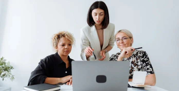 Três mulheres em frente a um computador