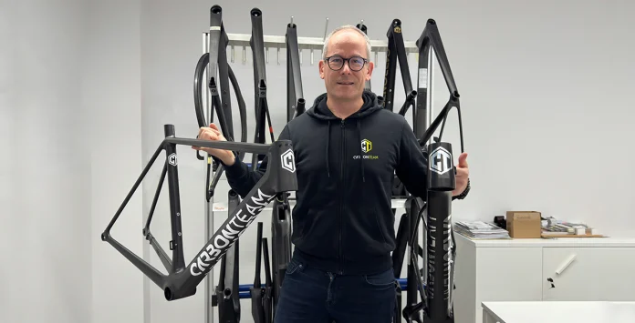 Emre Ozgunes junto a vários quadros de bicicletas Carbon Team