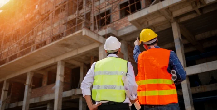 Engenheiro e encarregado em obra de construção civil