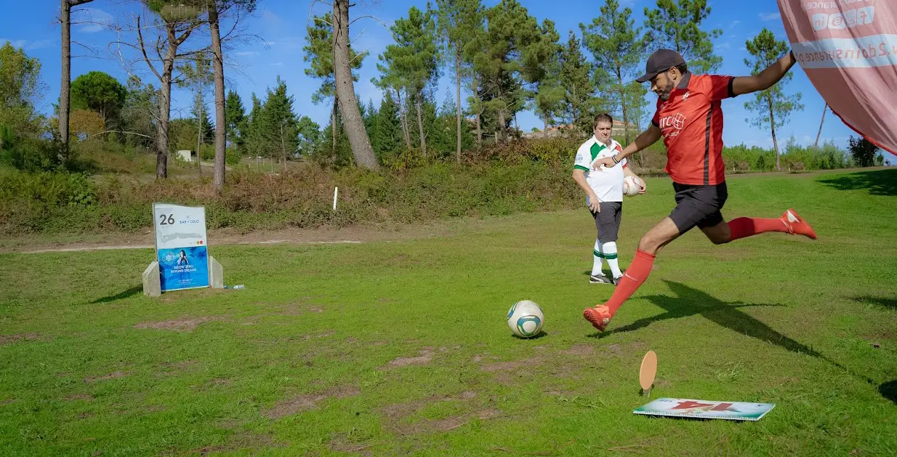 Jogadores a jogar FootGolfe 