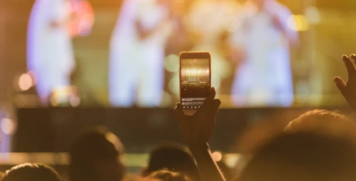 Concerto a ser filmado por telemóvel