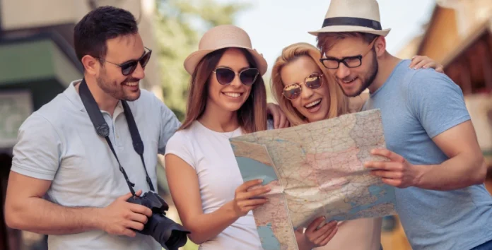 4 turistas a ver um mapa