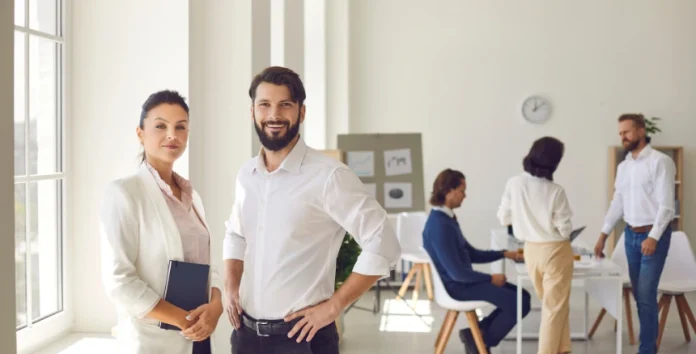 Mulher e homem numa empresa