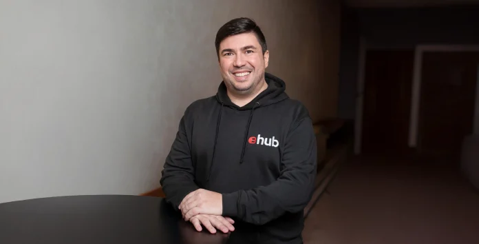 Rúben Lamy, fundador e CEO da BIGhub sentado a sorrir