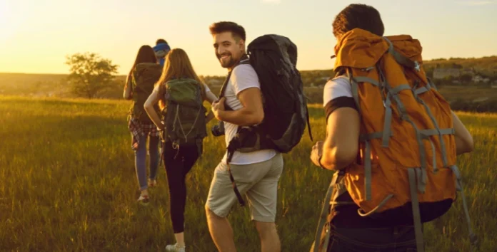 Caminha de jovens na natureza a fazer Turismo