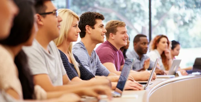 Alunos em aula berta na universidade