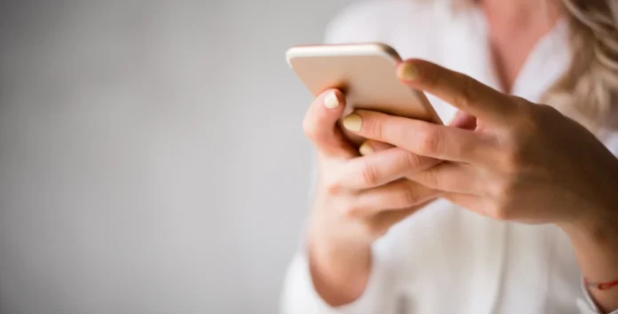 Mulher a aceder à rede social de compras Bloop