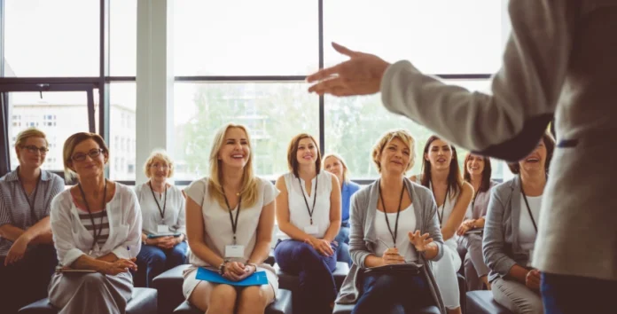 Grupo de mulheres em palestra profissional