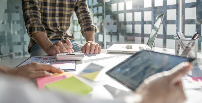 Reunião de startup para discutir opções de financiamento