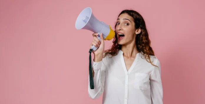 Mulher a gritar uma queixa com megafone