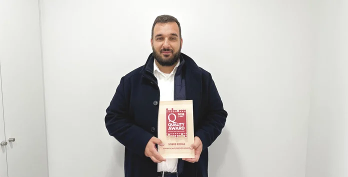Fábio Cruz, Sócio Gerente do stand Sobre Rodas, a segurar o Prémio Quality