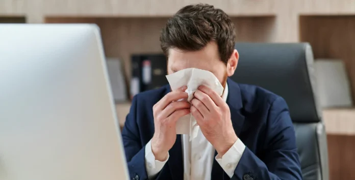 Homem doente no local de trabalho