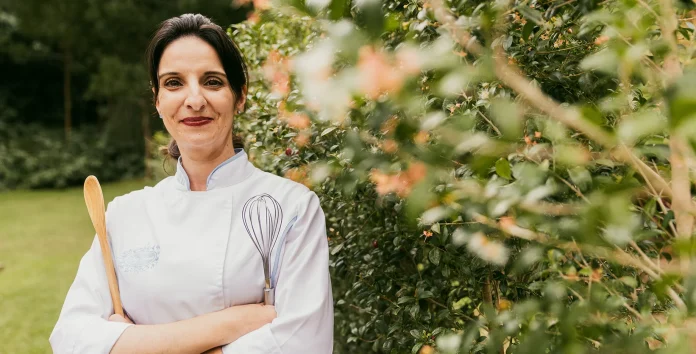 Sónia Melo, Chef fundadora Chez Sónia no jardim com talheres na mão
