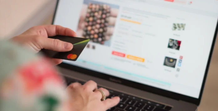 Mulher a fazer compras online