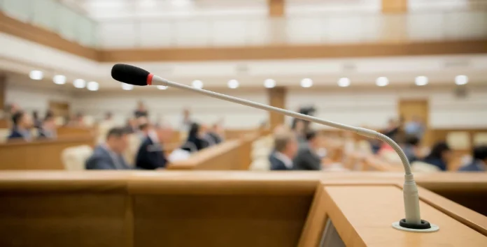 Sala para a realização de um congresso a partir do púlpito