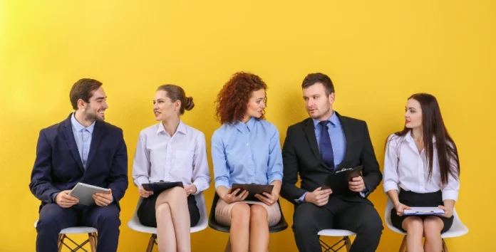 Cinco pessoas sentadas num processo de recrutamento