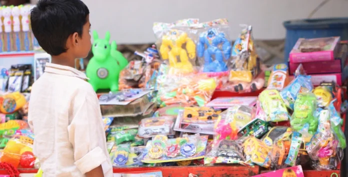 Criança a olhar para montra de brinquedos