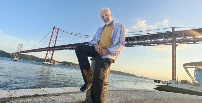 Robert J. Mical, em Lisboa, junto à Ponte 25 de Abril