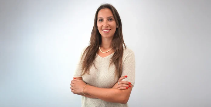 Mariana Ludovino de braços cruzados