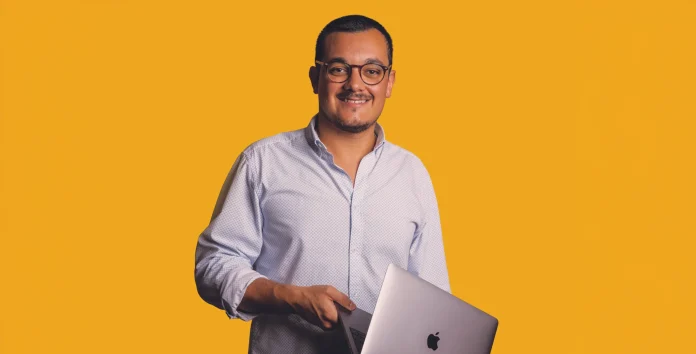Tomás Mendes dos Santos, CEO do NBGroup, com um computador na mão