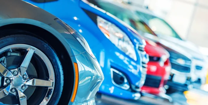 Carros usados linhados num stand