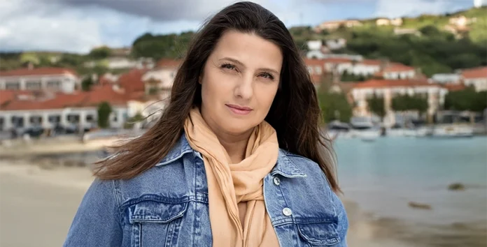 Nicole Farinha, Hipnoterapeuta Clínica e Transpessoal numa praia