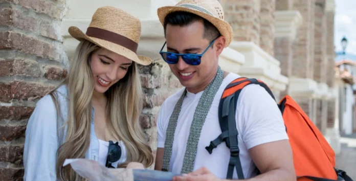 Dois turistas a viajar