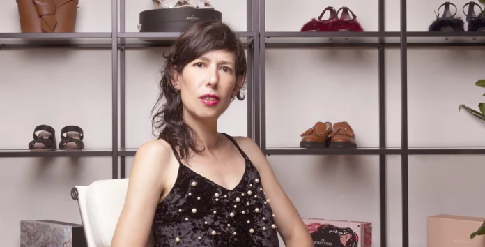 Diana Rocha, diretora criativa da Josefinas, sentada com um armário atrás